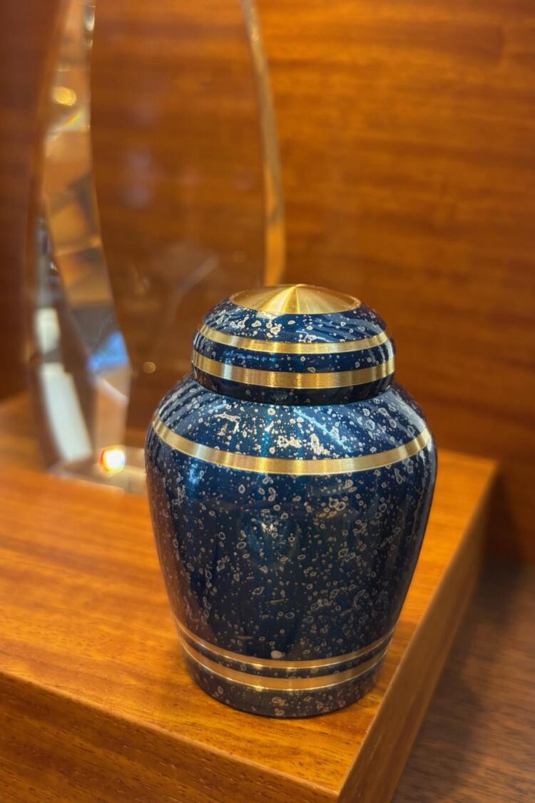 手元供養のミニポット展示しています